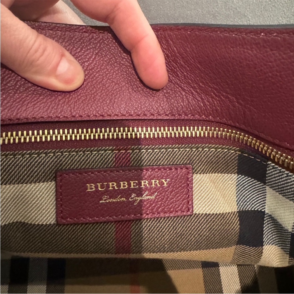 Burberry shoulder bag. - Picture 5 of 8
